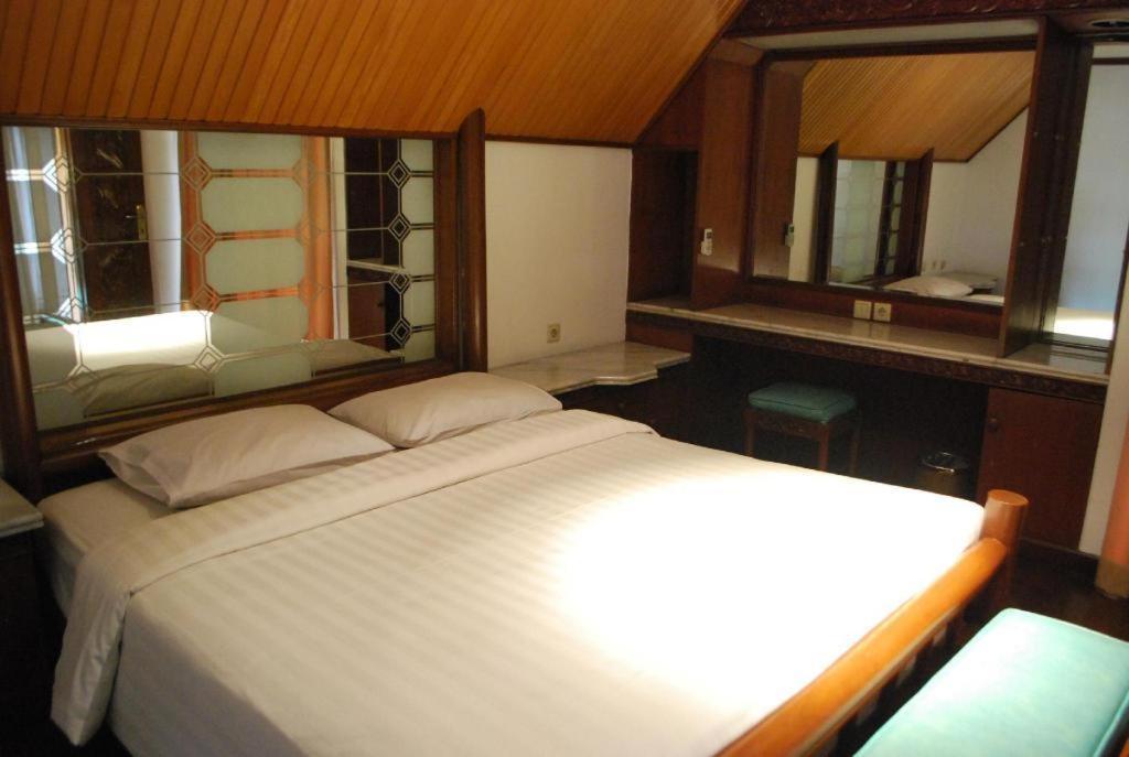 Putri Duyung Ancol Hotel Jakarta Buitenkant foto